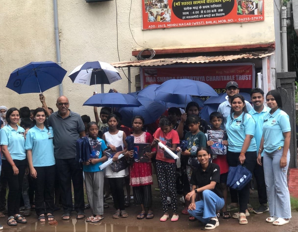 “माँ शारदा सामर्थ्य चैरिटेबल द्वारा स्कूली बच्चों को टी-शर्ट और छतरी का किया वितरण