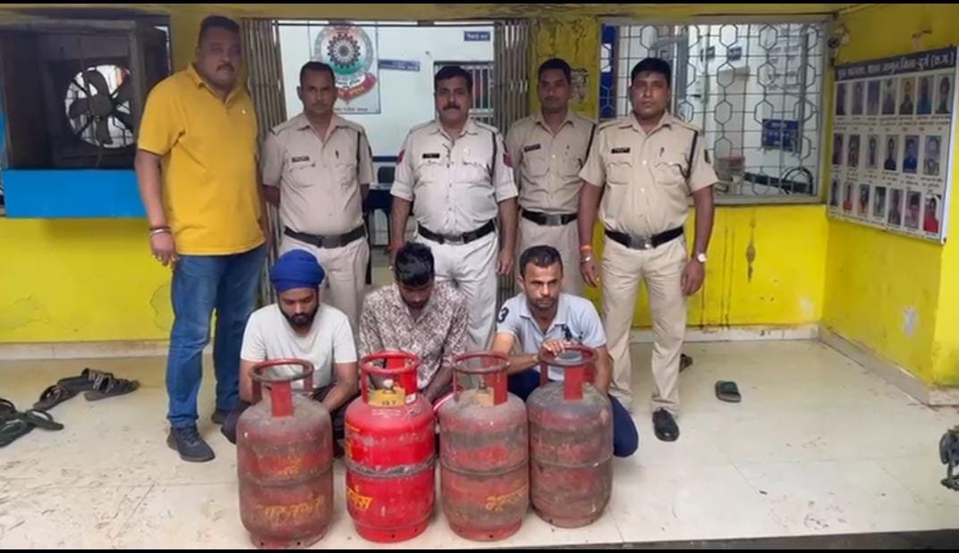 घरेलू गैस सिलेंडर चुराने वाले तीन आरोपियों को पकड़ा जामुल पुलिस ने, दो थाना क्षेत्र से चुराए गए 10 गैस सिलेंडर जप्त