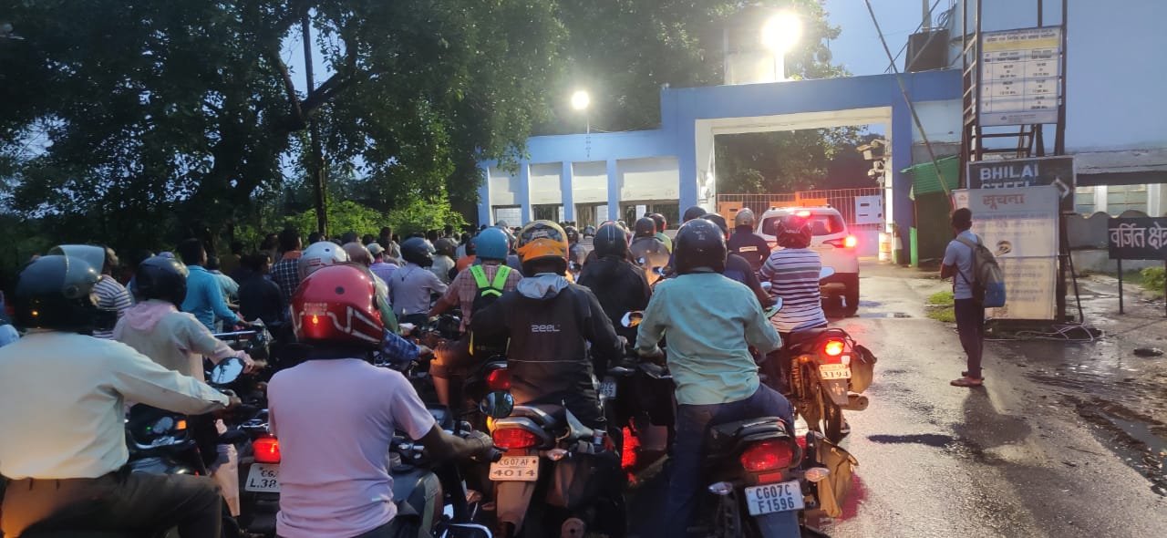 बायोमेट्रिक अटेंडेंस मैनेजमेंट सिस्टम (बीएएमएस) लागू होने से अटेंडेंस लगाने पैनिक हो रहे बीएसपी कर्मी, पहले मैं पहले मैं की होड़ से बड़ी घटना होने का अंदेशा