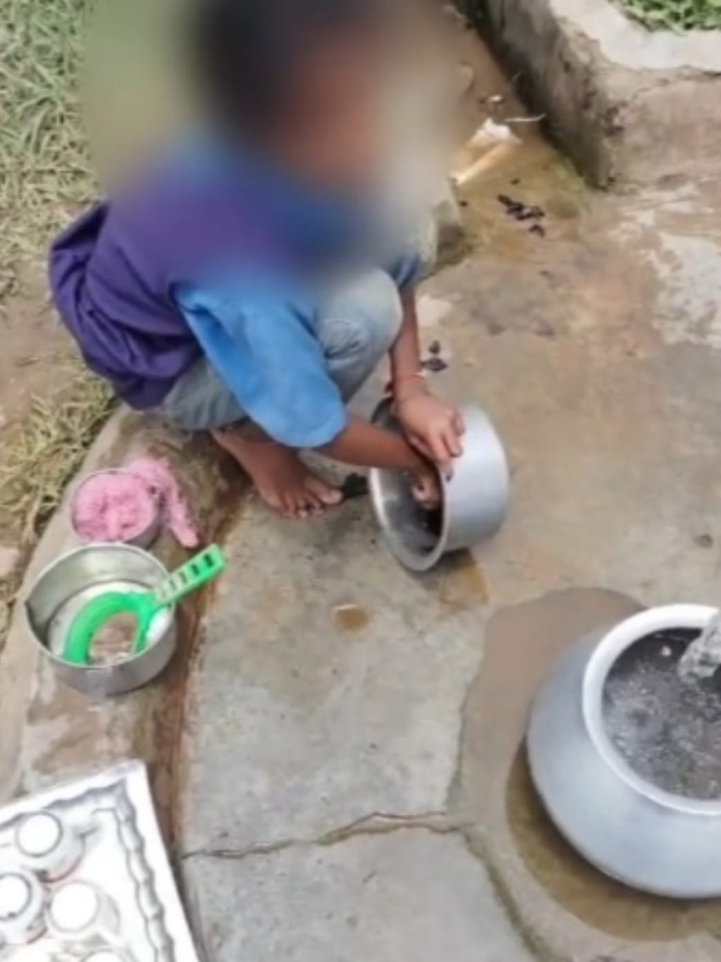 CG Breaking News : मटियारी स्कूल में बच्चों से धुलवाए बर्तन, तीन टीचर निलंबित, 6 हटाए गए, बीईओ, प्राचार्य को कारण बताओं नोटिस CG Breaking News : मटियारी स्कूल में बच्चों से धुलवाए बर्तन, तीन टीचर निलंबित, 6 हटाए गए, बीईओ, प्राचार्य को कारण बताओं नोटिस