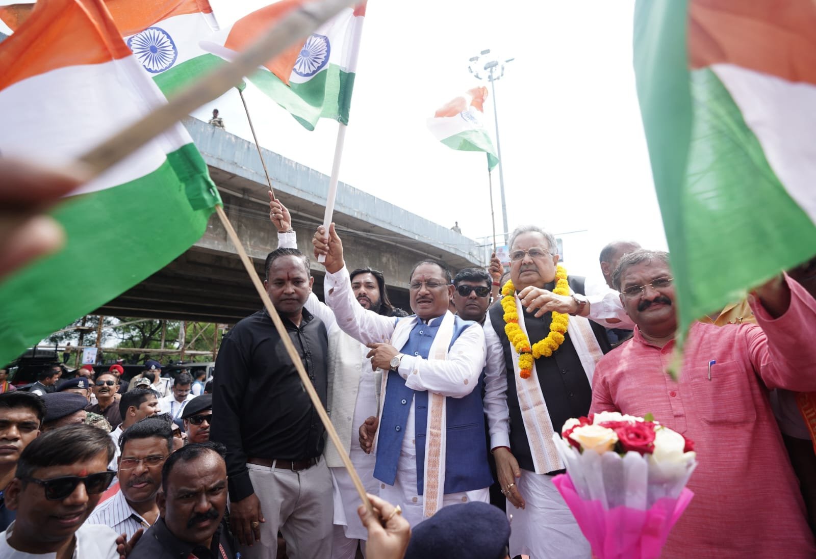 मुख्यमंत्री विष्णु देव ने राजनांदगांव में हरी झंडी दिखाकर तिरंगा रैली को किया रवाना 🟢 डाक्टर रमन सिंह, सांसद संतोष सहित विधायक भी हुए शामिल