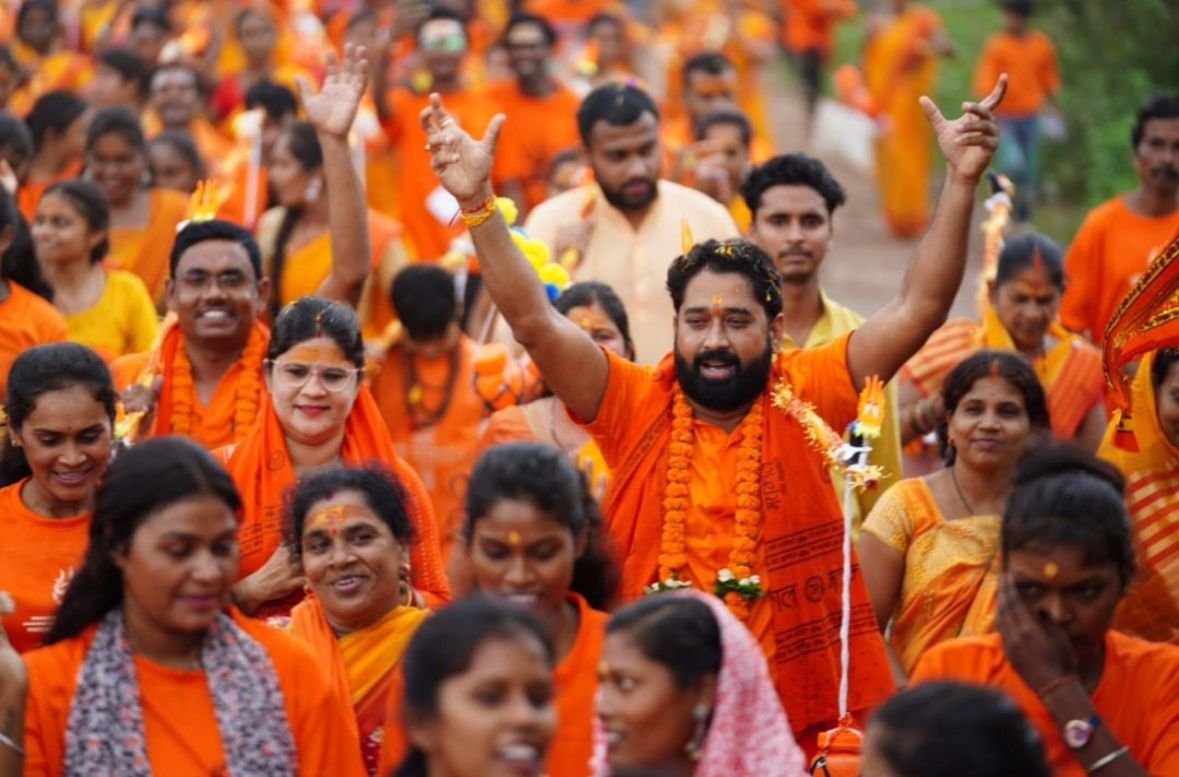 हजारों की संख्या में कावड़ियों ने किया बाबा का जलाभिषेक, खारुन नदी से जल लेकर शिवनाथ नदी मंदिर तक की 33 किलोमीटर पदयात्रा, शिवमय हुई इस्पात नगरी हजारों की संख्या में कावड़ियों ने किया बाबा का जलाभिषेक, खारुन नदी से जल लेकर शिवनाथ नदी मंदिर तक की 33 किलोमीटर पदयात्रा, शिवमय हुई इस्पात नगरी