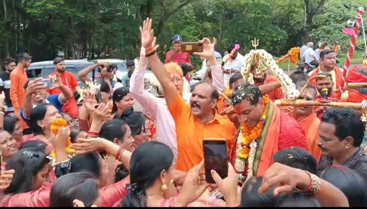हजारों भक्तों के साथ कांवड़ यात्रा के सेक्टर- 7 पहुंचने पर एमआईसी सदस्य लक्ष्मीपति राजू एवं शिव धाम सेवा समिति की सैकड़ो महिला कार्यकर्ता ने किया भव्य स्वागत में