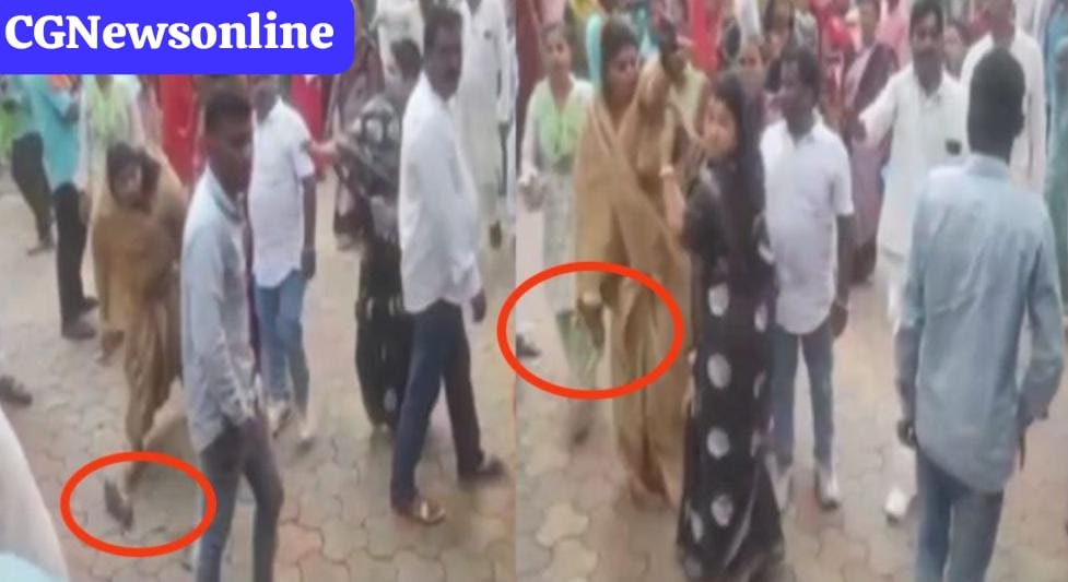 आमंत्रण न मिलने से नाराजगी 🛑 सीएमओ को मारने चप्पल लेकर दौड़ी महिला पार्षद, दो पार्षद समेत 9 के खिलाफ FIR दर्ज आमंत्रण न मिलने से नाराजगी 🛑 सीएमओ को मारने चप्पल लेकर दौड़ी महिला पार्षद, दो पार्षद समेत 9 के खिलाफ FIR दर्ज