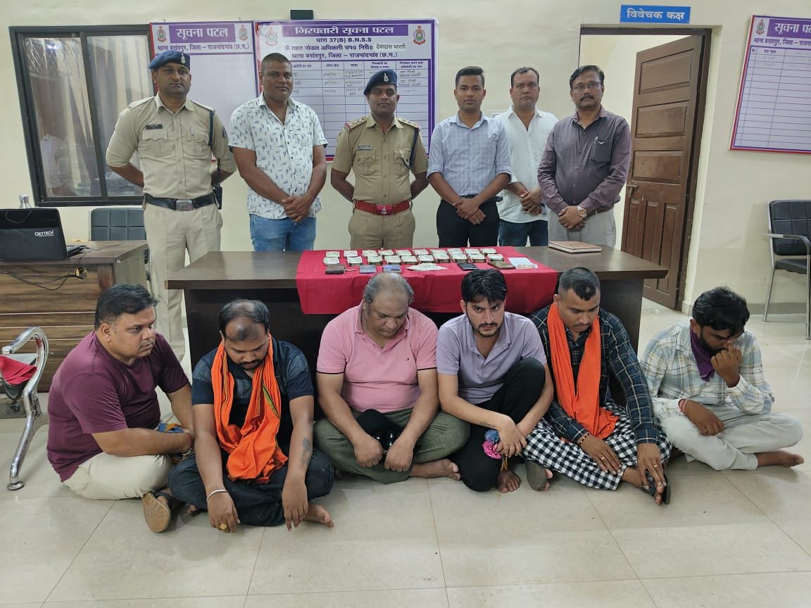 दुर्ग संभाग ब्रेकिंग : कांग्रेस पार्षद व एमआईसी सदस्य के घर पुलिस की रेड, छह जुआरी दबोचे गए, 10 लाख रुपए जप्त