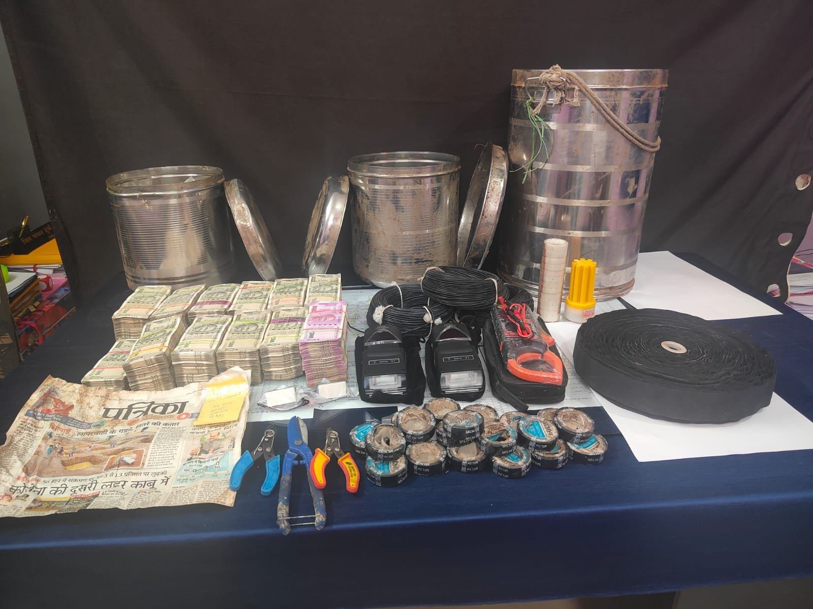 पुलिस व नक्सलियों के बीच एक घंटे मुठभेड़, नक्सलियों से 38 लाख रुपये नकद जप्त, जमीन में गाड़ कर रखे थे नोटों के बंडल