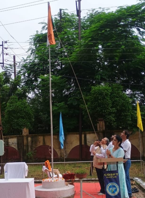 दुग्ध विज्ञान एवं खाद्य प्रौद्योगिकी महाविद्यालय रायपुर में अधिष्ठाता डॉ एके त्रिपाठी ने किया ध्वजारोहण