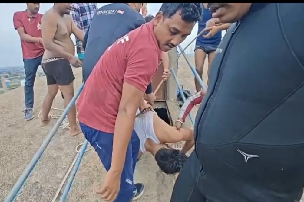 इंजीनियरिंग पार्क हथखोज के ओवरहेड टैंक में कर्मचारी की डूबने से मौत, एसडीआरएफ दुर्ग की टीम ने बॉडी को निकाल बाहर इंजीनियरिंग पार्क हथखोज के ओवरहेड टैंक में कर्मचारी की डूबने से मौत, एसडीआरएफ दुर्ग की टीम ने बॉडी को निकाल बाहर