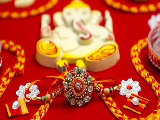 सावधान….❗रक्षाबंधन पर रहेगा भद्रा का साया, जानिए कब से कब तक भाइयों की कलाई पर बांध सकेंगी राखी
