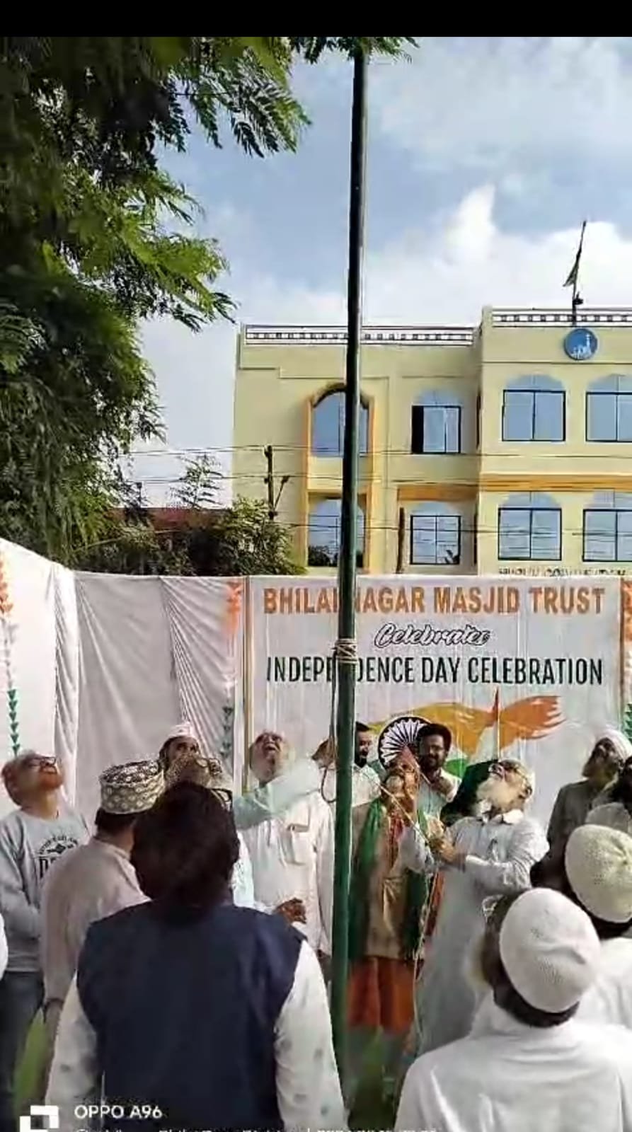 जामा मस्जिद , सेक्टर 6 में मस्जिद ट्रस्ट के पदाधिकारी ने संयुक्त रूप से फहराया तिरंगा