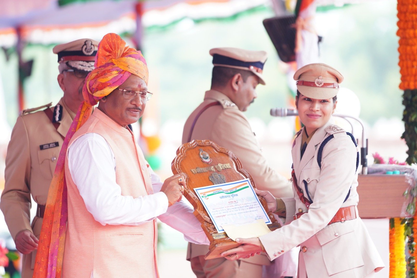 मुख्यमंत्री ने स्वतंत्रता दिवस के अवसर पर 46 पुलिस अधिकारियों एवं जवानों को उत्कृष्ट सेवा के लिए पुलिस पदक से किया सम्मानित मुख्यमंत्री ने स्वतंत्रता दिवस के अवसर पर 46 पुलिस अधिकारियों एवं जवानों को उत्कृष्ट सेवा के लिए पुलिस पदक से किया सम्मानित