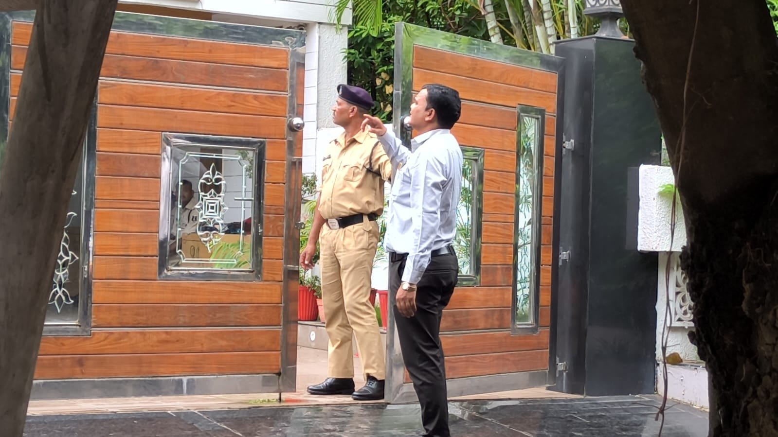 भिलाई ब्रेकिंग : नेहरू नगर में होटल व्यवसायी के घर एसीबी ईओडब्ल्यू का छापा, चार गाड़ियों में पहुंचे अधिकारी