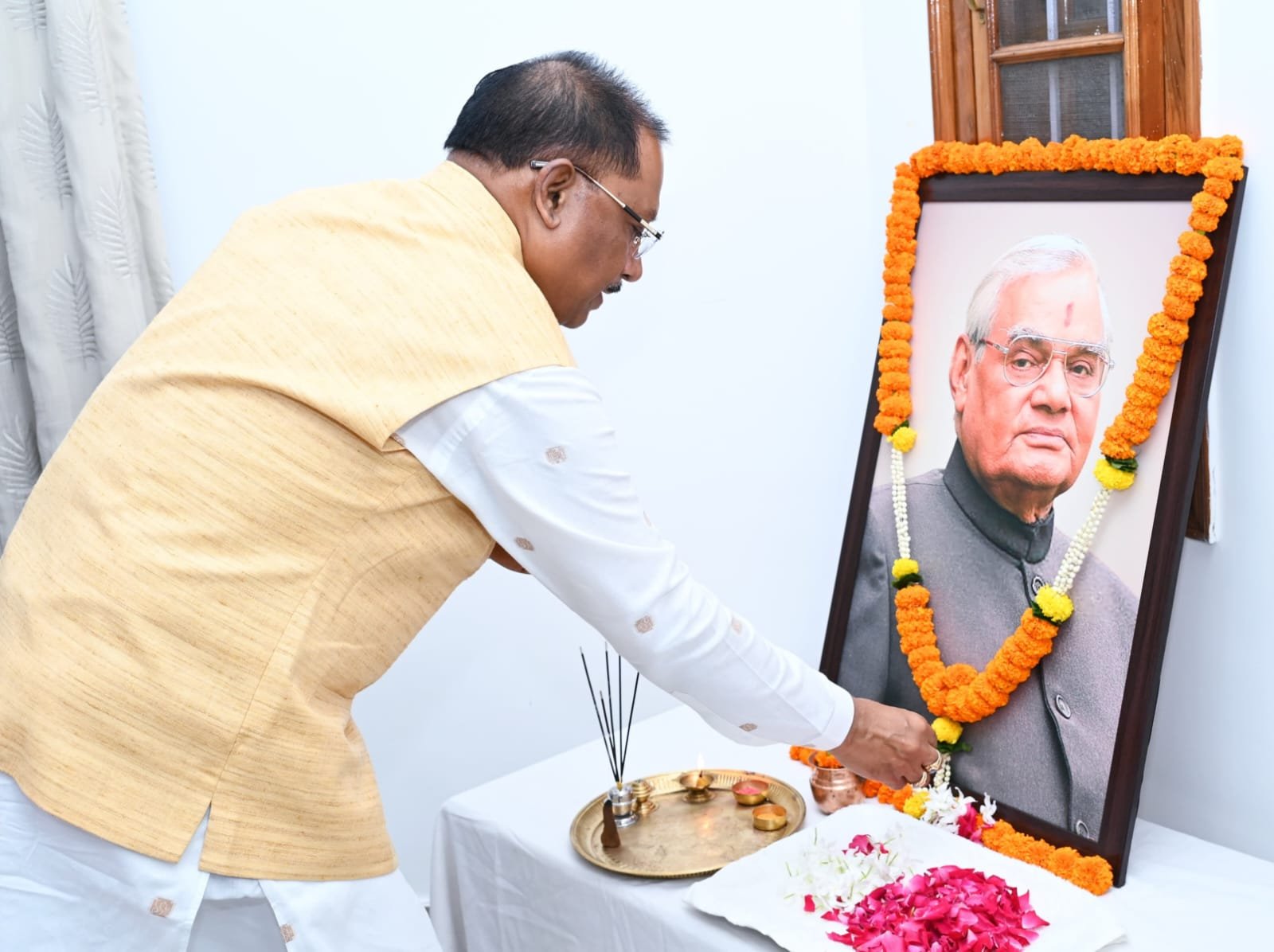 मुख्यमंत्री ने पूर्व प्रधानमंत्री भारत रत्न स्वर्गीय अटल बिहारी वाजपेयी की पुण्यतिथि पर किया नमन