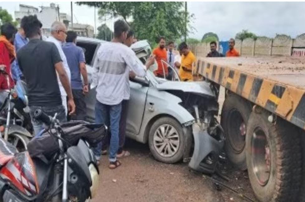CG News : झपकी आने से तेज रफ्तार कार ट्रेलर से टकराई, दर्दनाक हादसे में तीन की मौत, दो घायल