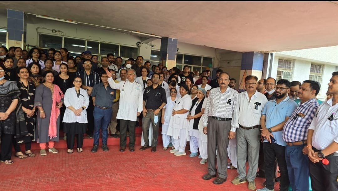 Big Breaking : कोलकाता महिला डॉक्टर की हत्या एवं डॉक्टर्स से मारपीट के विरोध में भिलाई दुर्ग के चिकित्सा रहेंगे हड़ताल पर, 17 अगस्त को शहर के सभी मेडिकल संस्थान रहेंगे बंद, विरोध स्वरूप आज निकल गई रैली Big Breaking : कोलकाता महिला डॉक्टर की हत्या एवं डॉक्टर्स से मारपीट के विरोध में भिलाई दुर्ग के चिकित्सा रहेंगे हड़ताल पर, 17 अगस्त को शहर के सभी मेडिकल संस्थान रहेंगे बंद, विरोध स्वरूप आज निकल गई रैली