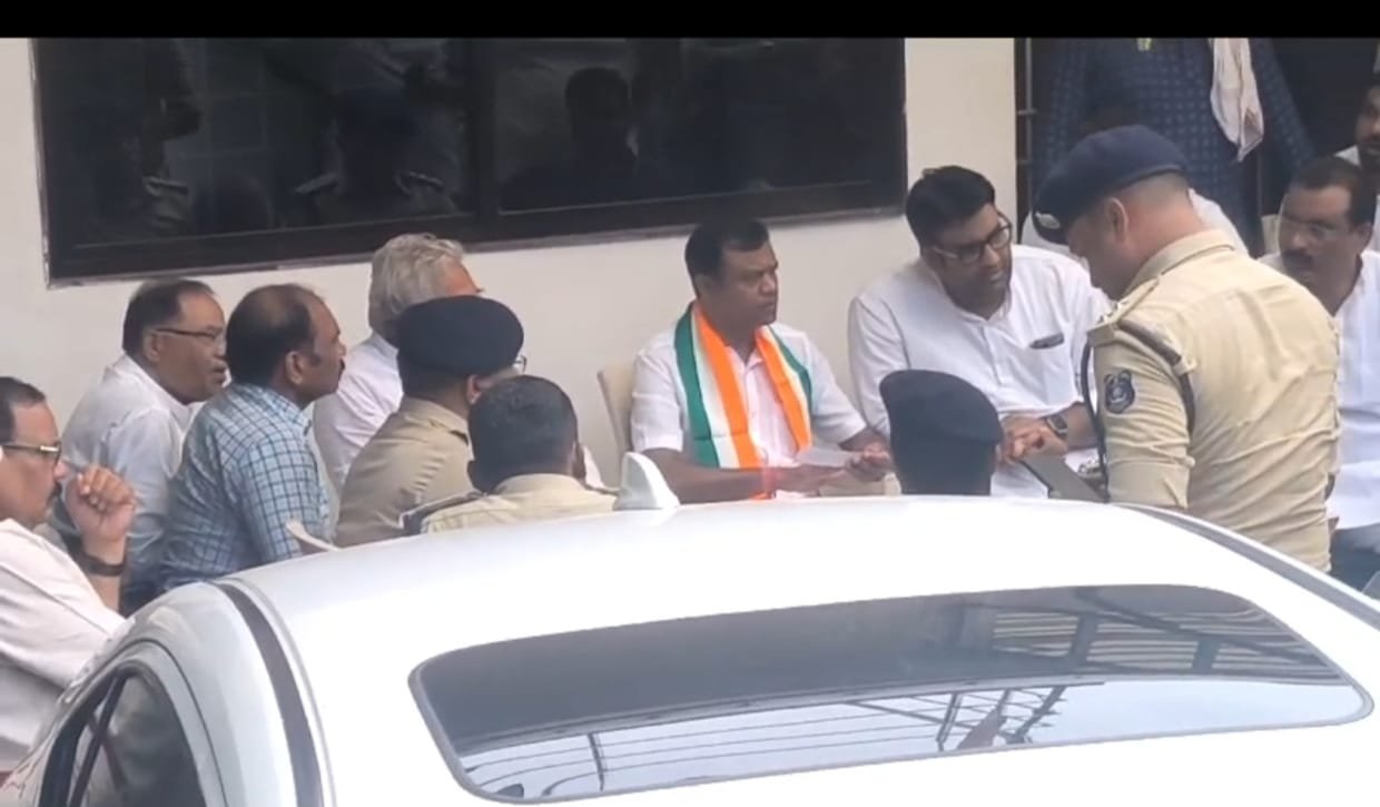 बलौदाबाजार हिंसा मामले में विधायक के गिरेबान तक …? 🛑 समर्थक जुटे, बंगले के बाहर माहौल गरमाया, पीसीसी चीफ भी पहुंचे