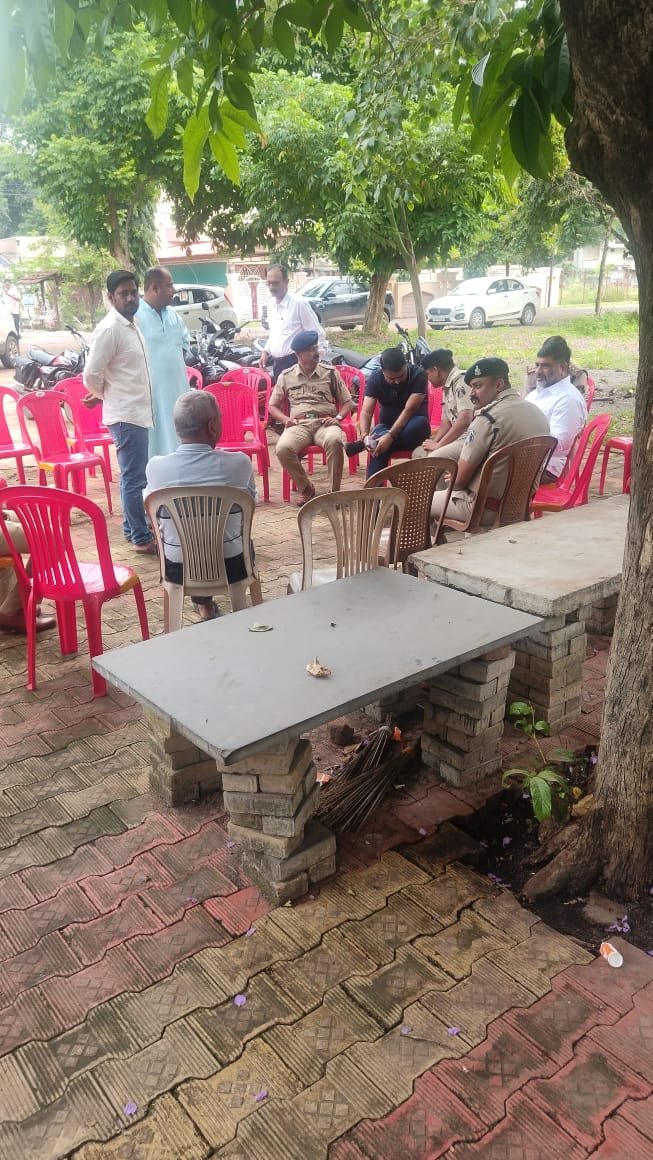 Big Breaking : भिलाई नगर विधायक के घर पर पहुंची बलौदा बाजार पुलिस, 4 घंटे से देवेंद्र यादव के बाहर आने का इंतजार, समर्थकों का भी लगा जमावड़ा Big Breaking : भिलाई नगर विधायक के घर पर पहुंची बलौदा बाजार पुलिस, 4 घंटे से देवेंद्र यादव के बाहर आने का इंतजार, समर्थकों का भी लगा जमावड़ा