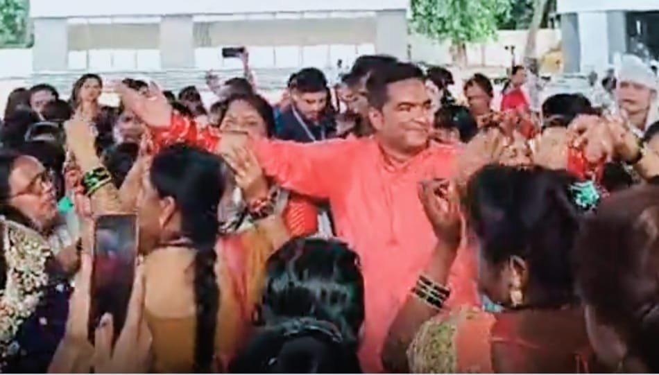 सैकड़ों मितानिन बहनों ने MLA रिकेश को बांधी राखी 🟠 उपहार पाकर खिले चेहरे 🟢 कहा- “भगवान ऐसे विधायक भाई का साथ हमेशा बनाए रखें”