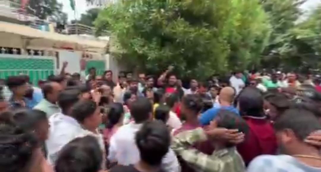 Big Breaking : भिलाई नगर विधायक देवेंद्र यादव घर से गिरफ्तार , 11 घंटे इंतजार के बाद बलौदा बाजार पुलिस ने की कार्यवाही, भीड़ द्वारा पुलिस के साथ धक्का मुक्की