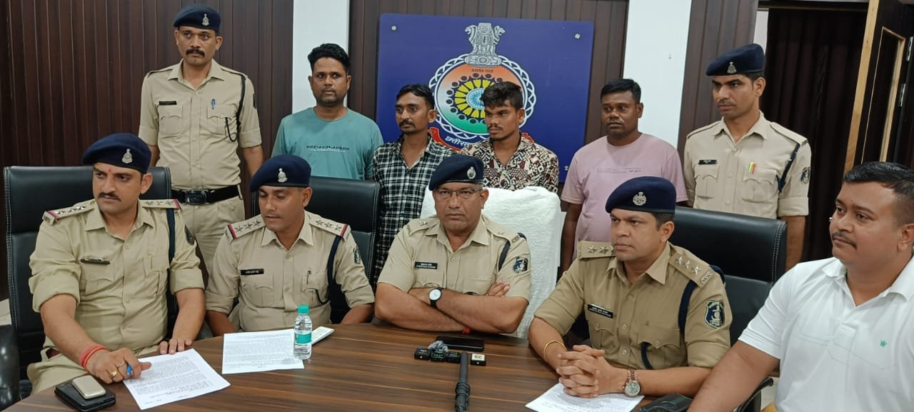 नशीले पदार्थ की तस्करी के लिए मालवाहक में बनाया देशी जुगाड़, फिर भी बच नहीं पाए पुलिस की नजर से, गांजा तस्करी करते 04 आरोपी गिरफ्तार नशीले पदार्थ की तस्करी के लिए मालवाहक में बनाया देशी जुगाड़, फिर भी बच नहीं पाए पुलिस की नजर से, गांजा तस्करी करते 04 आरोपी गिरफ्तार