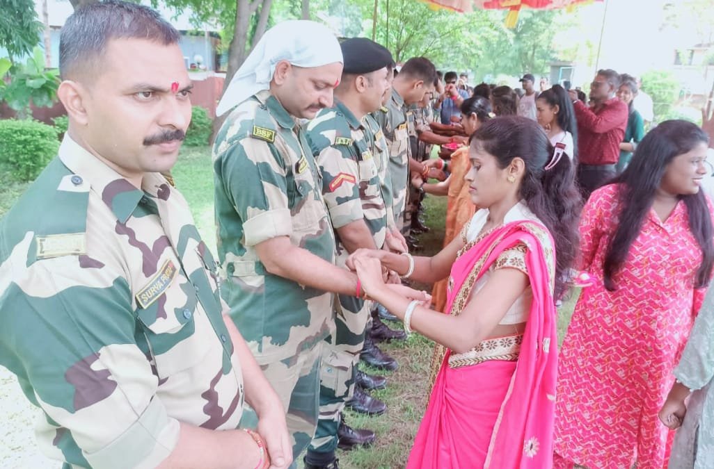 CISF जवानों को शिव अर्पण समिति तो लायंस क्लब भिलाई पिनाकल ने BSF भाईयों को बांधा रक्षा सूत्र 🟠 तिलक लगा उतारी आरती, मिठाई खिला बांधी राखी 🟢 धूमधाम से मना असीम स्नेह और कर्तव्यबोध का त्यौहार “रक्षाबंधन”