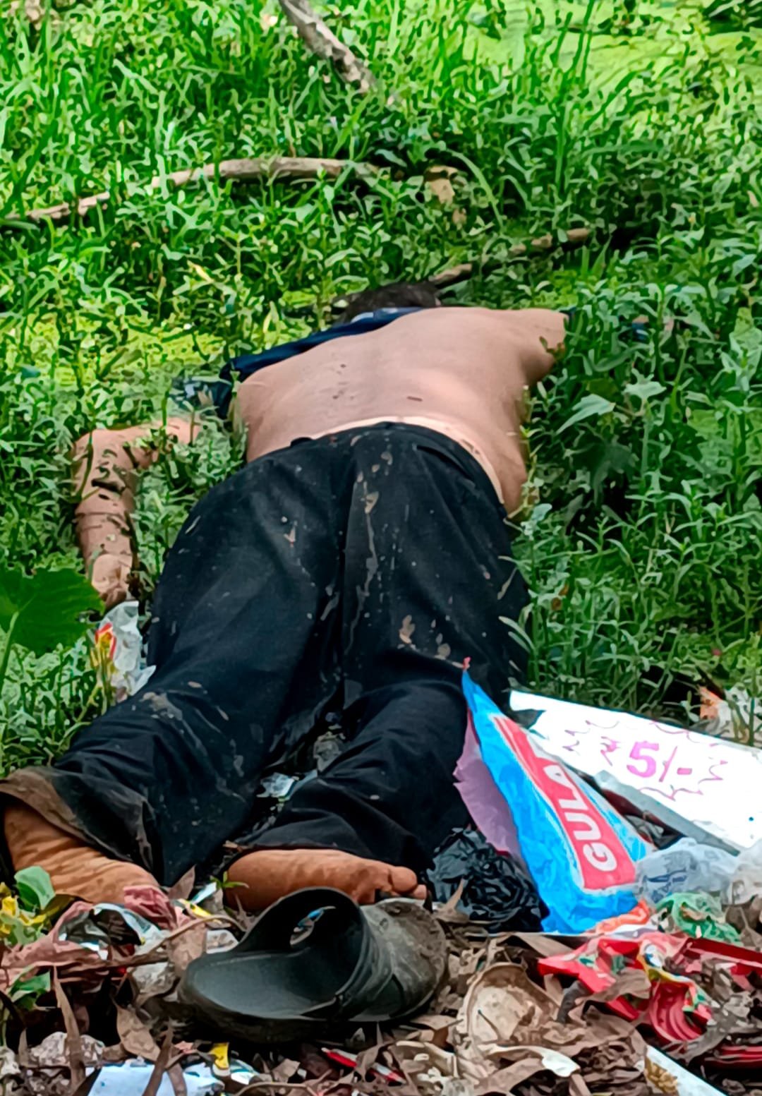 दुर्ग हत्या ब्रेकिंग : घर पर बाप – बेटे ने सजा रखी थी शराब की महफिल, विवाद होने पर पुत्र ने की पिता की हत्या, ईंट पत्थरो से कुचला सिर, शव फेका डाबरी में दुर्ग हत्या ब्रेकिंग : घर पर बाप – बेटे ने सजा रखी थी शराब की महफिल, विवाद होने पर पुत्र ने की पिता की हत्या, ईंट पत्थरो से कुचला सिर, शव फेका डाबरी में