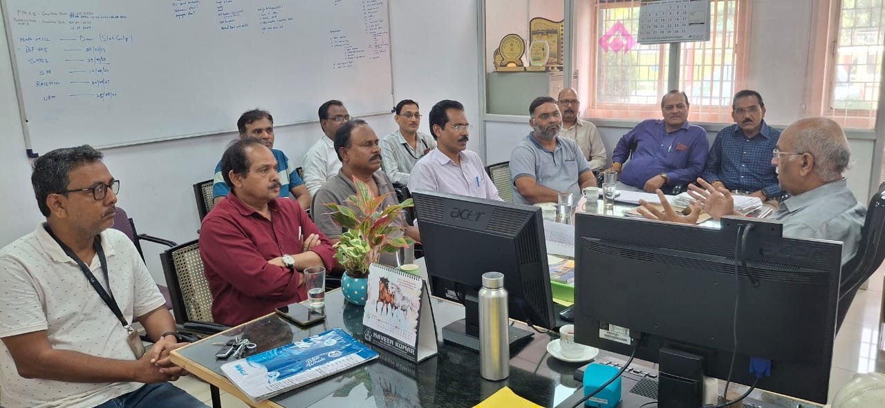 बीएसपी की जानलेवा सड़को का जल्द होगा जीर्णोद्धार, इंटक की सीईडी के विभाग प्रमुख के साथ हुई बैठक का परिणाम