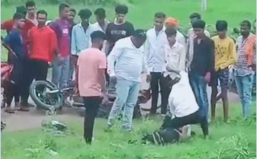CG News : Girlफ्रेंड से मिलने पहुंचे Boyफ्रेंड को ग्रामीणों ने पीट-पीटकर किया अधमरा 🛑 वीडियो वायरल, मामला छत्तीसगढ़ के इस जिले का CG News : Girlफ्रेंड से मिलने पहुंचे Boyफ्रेंड को ग्रामीणों ने पीट-पीटकर किया अधमरा 🛑 वीडियो वायरल, मामला छत्तीसगढ़ के इस जिले का