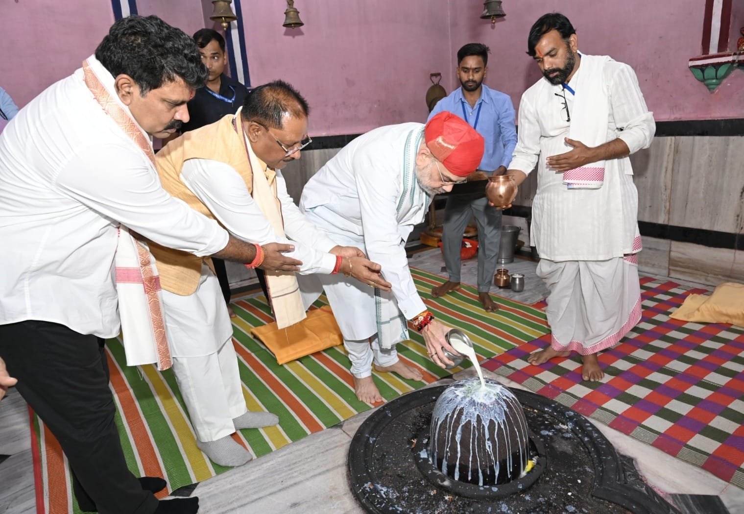 गृह मंत्री अमित शाह ने महाप्रभु वल्लभाचार्य जी के मुख्य प्राकट्य बैठक स्थल और चम्पेश्वर महादेव की पूजा-अर्चना की गृह मंत्री अमित शाह ने महाप्रभु वल्लभाचार्य जी के मुख्य प्राकट्य बैठक स्थल और चम्पेश्वर महादेव की पूजा-अर्चना की