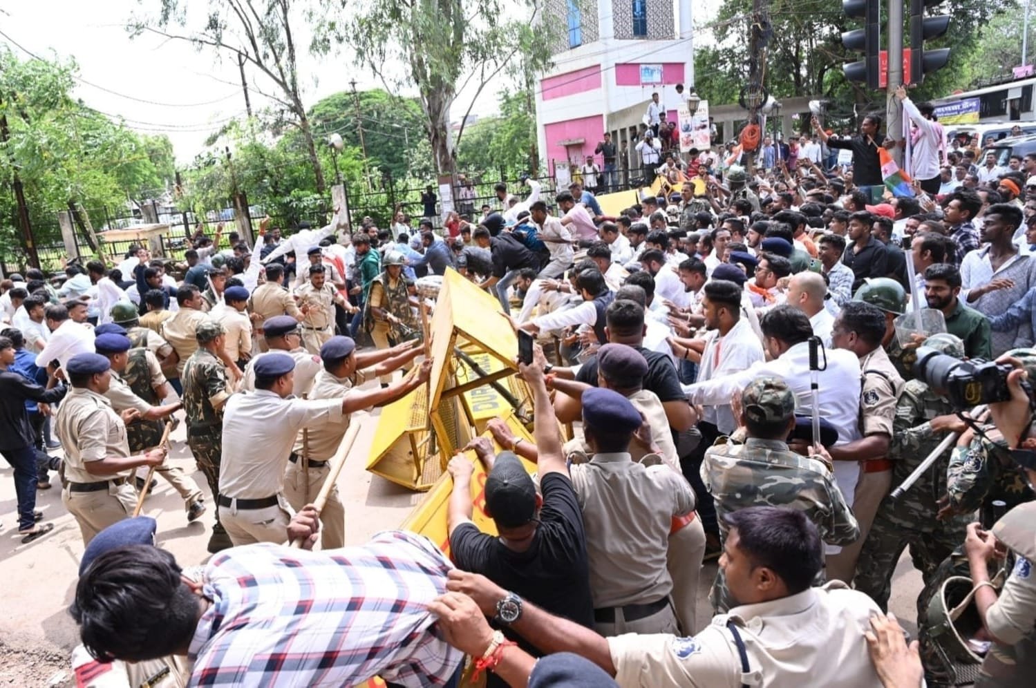 विधायक देवेंद्र यादव व सतनामी समाज के युवाओं के गिरफ्तारी के विरोध में कांग्रेसियों का प्रदर्शन, जल्द रिहा नहीं किए तो होगा उग्र आंदोलन विधायक देवेंद्र यादव व सतनामी समाज के युवाओं के गिरफ्तारी के विरोध में कांग्रेसियों का प्रदर्शन, जल्द रिहा नहीं किए तो होगा उग्र आंदोलन