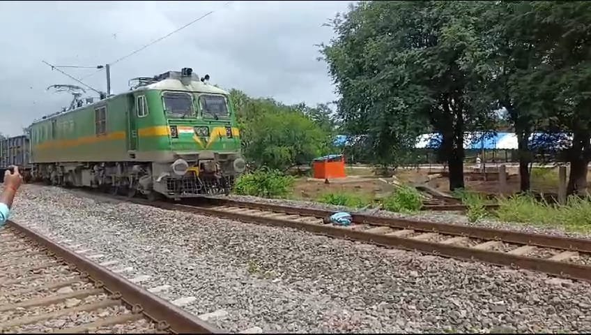 मालगाड़ी के सामने कूद कर व्यक्ति ने की आत्महत्या, शव कई घंटे पड़ा रहा रेलवे ट्रैक पर