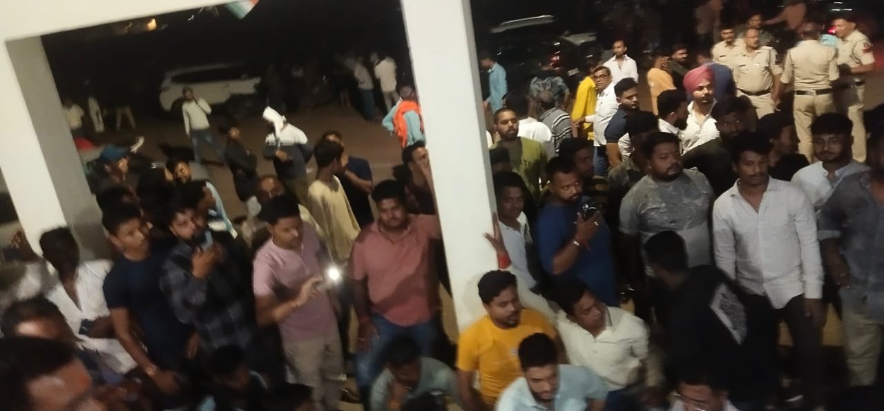 सभापति व अन्य ने जिम संचालक के साथी से की मारपीट, समर्थन में आक्रोशित भाजपाइयों द्वारा भिलाई तीन थाने का किया घेराव, एसपी ने कहा दोषियों खिलाफ होगी कार्रवाई