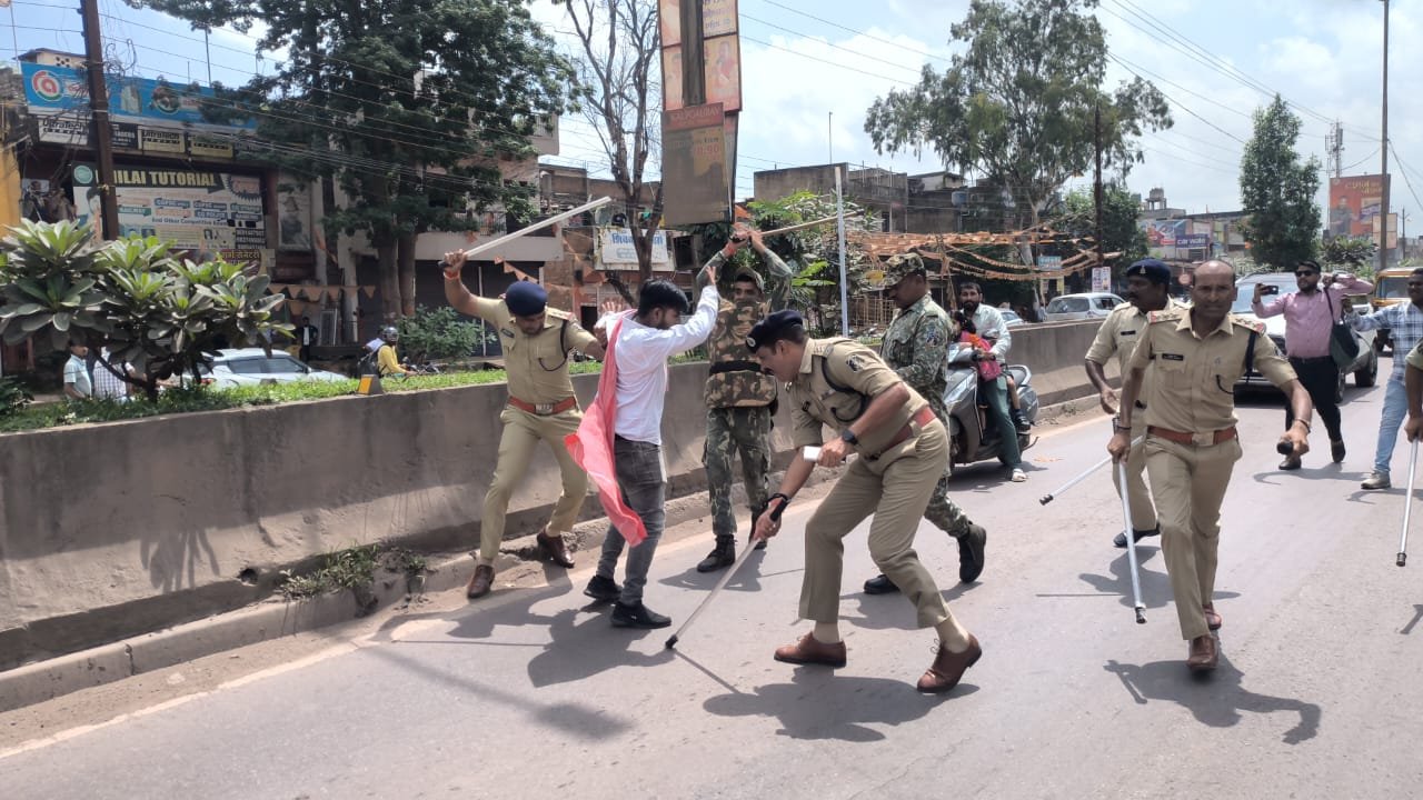 Bhilai Breaking : भिलाई-3 में सिरसा गेट से थाना घेरने जा रहे कांग्रेसियों पर पुलिस ने लहराई लाठी, जामुल टीआई को चोट गए अस्पताल, पुलिस ने खदेड़े प्रदर्शनकारी