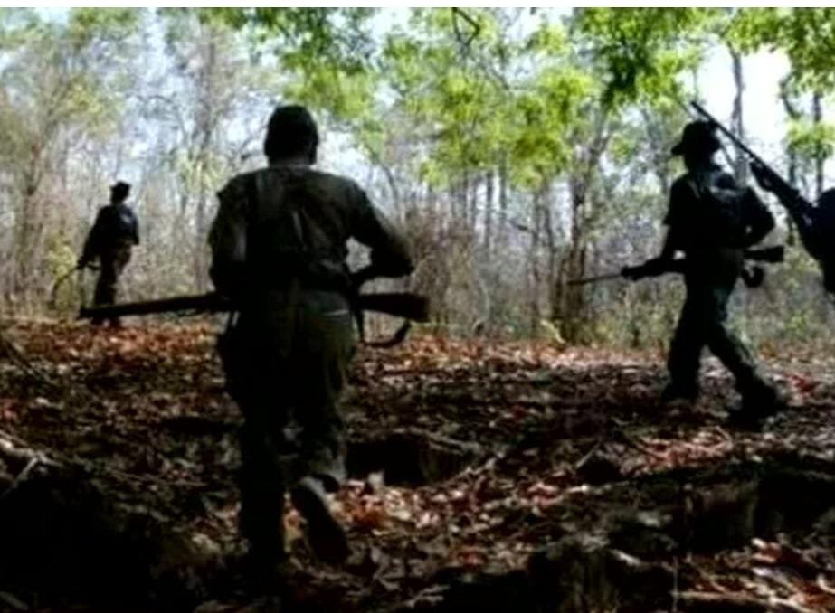 CG Breaking : जवानों और नक्सलियों के बीच खूनी खेल, मुठभेड़ में तीन माओवादी ढेर, दोनों तरफ से अभी भी फायरिंग जारी