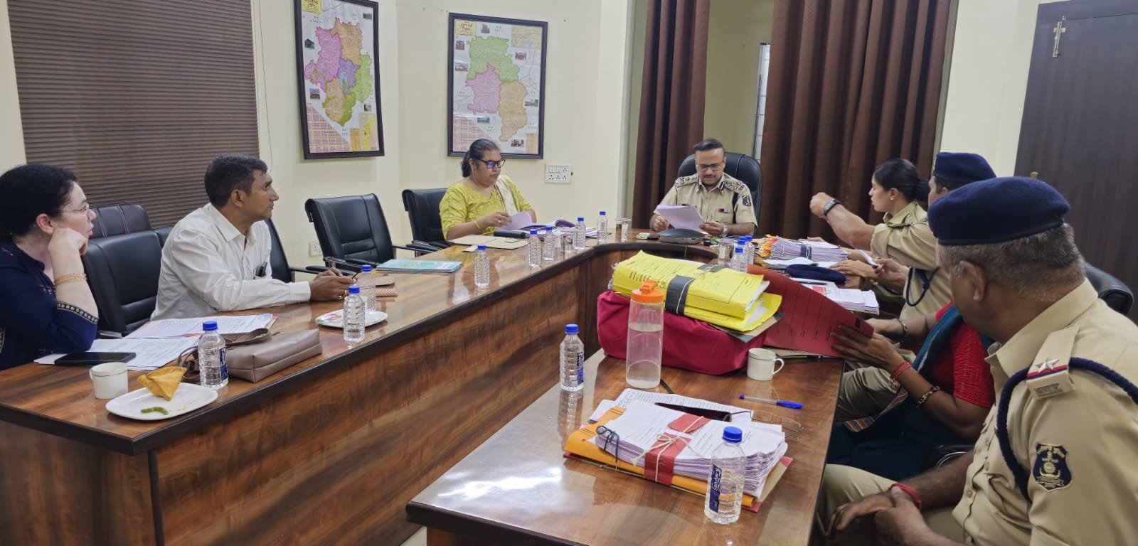 पुलिस की गलतियों से 91 मामलों में न्यायालय से छूटे आरोपी, जिम्मेदार विवेचना अधिकारियों के खिलाफ होगी दंडात्मक कार्यवाही, पुलिस महानिरीक्षक, दुर्ग रेंज द्वारा दोषमुक्ति के संबंध में आयोजित की समीक्षा बैठक
