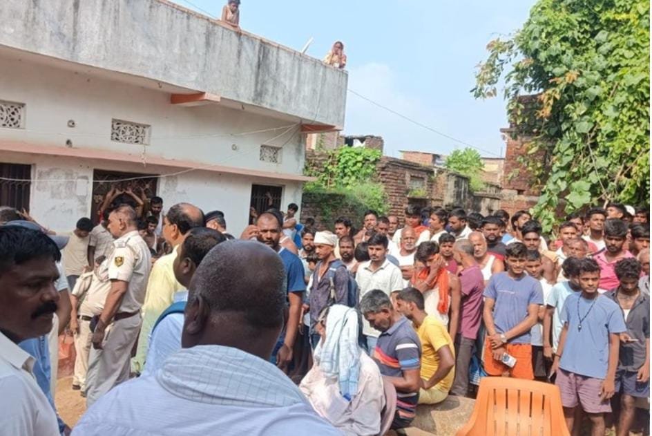 Crime News : प्रेमी युगल की चाकू मारकर निर्मम हत्या, परिजनों में मचा कोहराम Crime News : प्रेमी युगल की चाकू मारकर निर्मम हत्या, परिजनों में मचा कोहराम