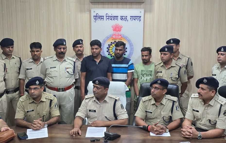मुख्यमंत्री साय के निर्देश पर पुलिस ने अंतरराज्यीय गांजा तस्करी के बडे रैकेट का किया भांडाफोड़, अब तक प्रमुख सरगना तस्करों का नेटवर्क पुलिस जवान सहित 9 गिरफ्तार, बैंक अकाउंट किए गए होल्ड