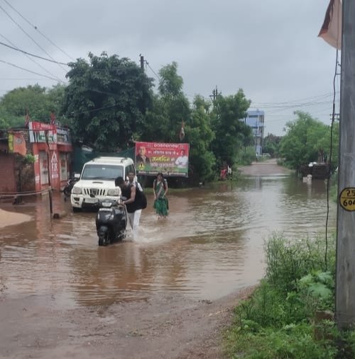 लगातार हो रही बारिश के कारण निचली बस्तियों में जल भराव, सड़कों के ऊपर से बह रहा पानी, चंद्र मौर्य अंदर ब्रिज बना स्विमिंग पूल