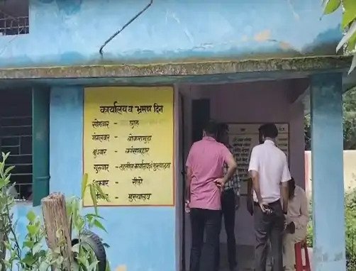 CG Breaking 🛑 हरे-हरे नोट गिन रहा रिश्वतखोर पटवारी रंगे हाथ गिरफ्तार 🛑 ACB ने की कार्रवाई