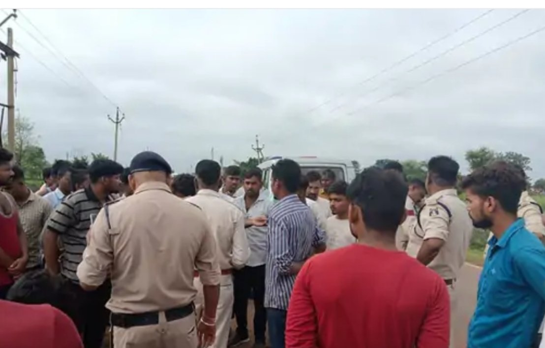 दुर्ग ब्रेकिंग : चलती ट्रक से अलग हुआ पहिया, राह चलते किसान को कुचला, सिर पर लगी गंभीर चोट, मौके पर मौत दुर्ग ब्रेकिंग : चलती ट्रक से अलग हुआ पहिया, राह चलते किसान को कुचला, सिर पर लगी गंभीर चोट, मौके पर मौत