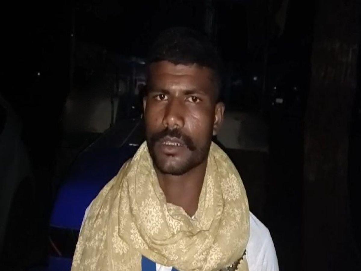 मैडम तहसीलदार की दबंगई, आदिवासी किसान के टैक्टर के आगे अड़ाई कार फिर सैंडल से शुरू कर दिया पीटना, जानिए क्या है पूरा मामला मैडम तहसीलदार की दबंगई, आदिवासी किसान के टैक्टर के आगे अड़ाई कार फिर सैंडल से शुरू कर दिया पीटना, जानिए क्या है पूरा मामला