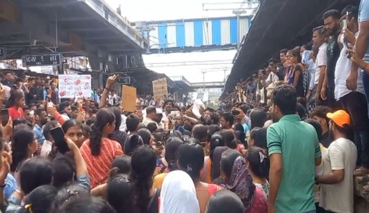 महाराष्ट्र: स्कूल में छात्राओं के यौन शोषण के बाद बदलापुर में उग्र प्रदर्शन, पटरी पर उतरे लोग… रोक दीं ट्रेनें; 5 घंटे से लोकल ठप