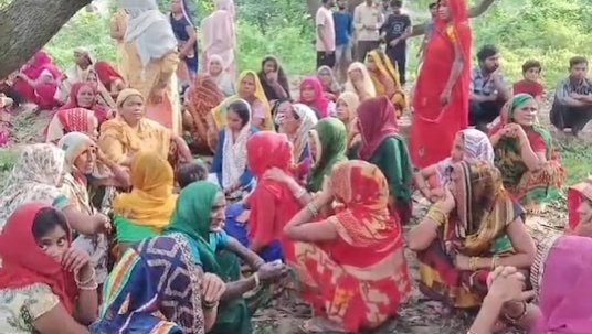 जन्माष्टमी देखने मंदिर गई थीं 2 लड़कियां, पेड़ से लटका मिला शव, हत्या या आत्महत्या में उलझी पुलिस, गांव में पसरा मातम जन्माष्टमी देखने मंदिर गई थीं 2 लड़कियां, पेड़ से लटका मिला शव, हत्या या आत्महत्या में उलझी पुलिस, गांव में पसरा मातम