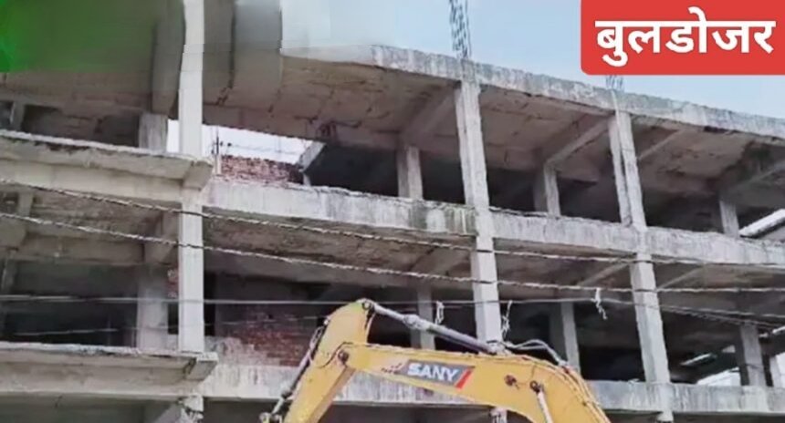 समाजवादी पार्टी के नेता और डी-69 गैंग के सदस्य हाजी रज़ा उर्फ हाजी मोहम्मद के निर्माणाधीन शॉपिंग कॉम्प्लेक्स पर चला बुलडोजर, 10 थानों की पुलिस फोर्स रही तैनात समाजवादी पार्टी के नेता और डी-69 गैंग के सदस्य हाजी रज़ा उर्फ हाजी मोहम्मद के निर्माणाधीन शॉपिंग कॉम्प्लेक्स पर चला बुलडोजर, 10 थानों की पुलिस फोर्स रही तैनात