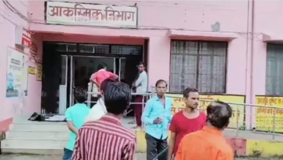 “सांप डंसने से हुई मौत के दो घंटे बाद तक रहती है जान, हमें तांत्रिक के पास ले जाने दो” हास्पीटल में बिना पीएम शव देने हंगामा, पुलिस ने दी समझाइश तब माने परिजन “सांप डंसने से हुई मौत के दो घंटे बाद तक रहती है जान, हमें तांत्रिक के पास ले जाने दो” हास्पीटल में बिना पीएम शव देने हंगामा, पुलिस ने दी समझाइश तब माने परिजन