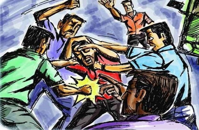 गाड़ी रूकवा किसान से मारपीट, पीटने बाद बोले – “खबरदार, थाना गए तो जान से मार देंगे”