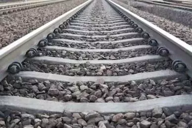 आज रेल ट्रेक पार कर स्कूल जा रही थीं छात्राएं अचानक आ गई तेज रफ्तार ट्रेन, एक बच्ची की मौत, 3 ने जैसे तैसे खुद को बचाया