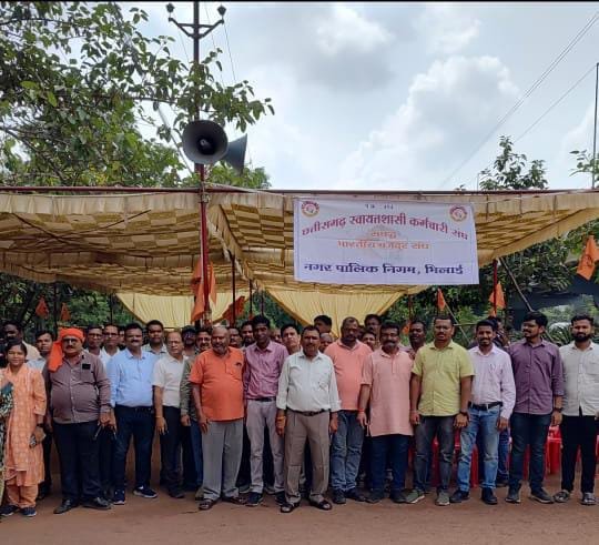 Bhilai Breaking : दुर्व्यवहार करने वाले आरोपियों की गिरफ्तारी बाद भिलाई निगम मुख्यालय के सामने धरना पर बैठे अधिकारियों कर्मचारियों का आंदोलन खत्म