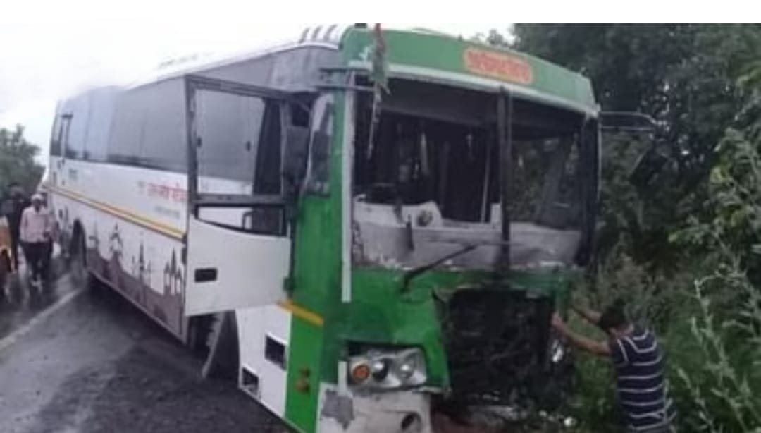 बड़ा हादसा : बस ने पिकअप को मारी ठोकर, चार बच्चे सहित 17 की मौत, 18 घायल भेजे गए अस्पताल, 6 गंभीर, पीएम मोदी ने जताया दुःख