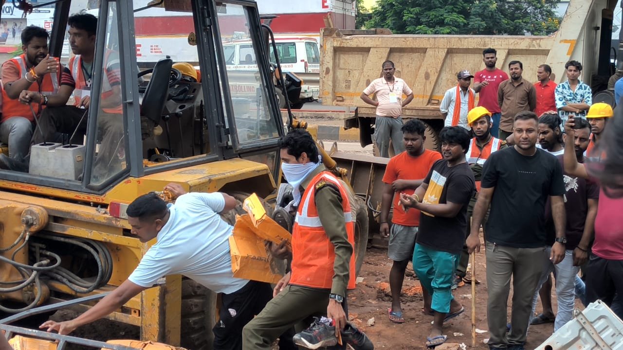 भिलाई साक्षरता चौक के पास 18 अवैध दुकानों पर निगम ने चलाया बुलडोजर, कई बार दी जा चुकी थी नोटिस, ढाई एकड़ जमीन हुई कब्जा मुक्त, दुकान से जूते लेकर भागे लोग